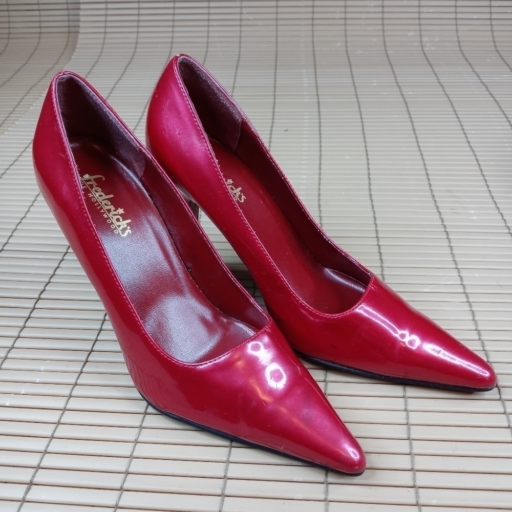 Fredericks of Hollywood women's hot red 4" heels pumps. Sz 7.5M. 110pm